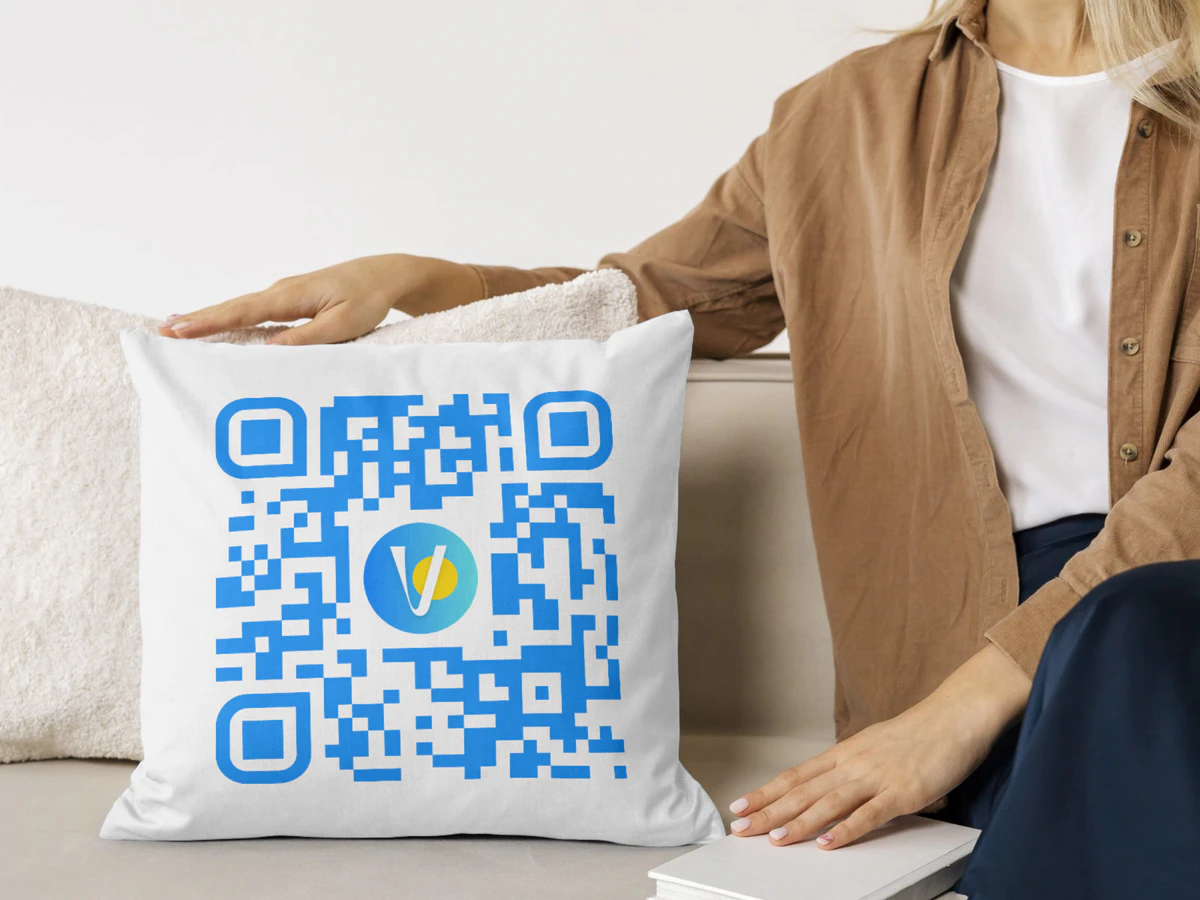 images/products/v0004/monalisa-middle-finger-qr-code-pillow.png